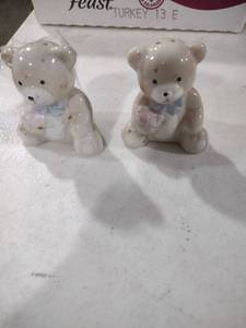 lot 5890 image: White Ceramic Bear Salt and Pepper Shakers