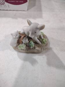 lot 5893 image: Enesco White Bunnies Garden Figurine