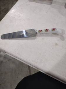 lot 5901 image: Floral Porcelain Handle Butter Knife