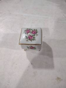 lot 5905 image: Japanese Porcelain Rose Trinket Box