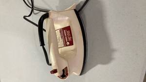 lot 6788 image: Black & Decker iron