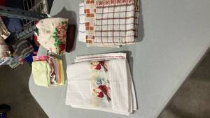 lot 6832 image: Mixed Kitchen Towel Set with Holiday Designs