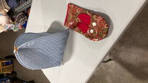 lot 6834 image: Oven mitt and appliance cover