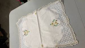 lot 6841 image: Embroidered Daisy Dresser Scarf with Lace Edge 17�� x 24��