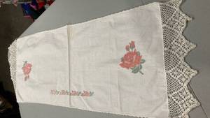 lot 6842 image: Red Rose Linen Table Runner with Lace Trim
