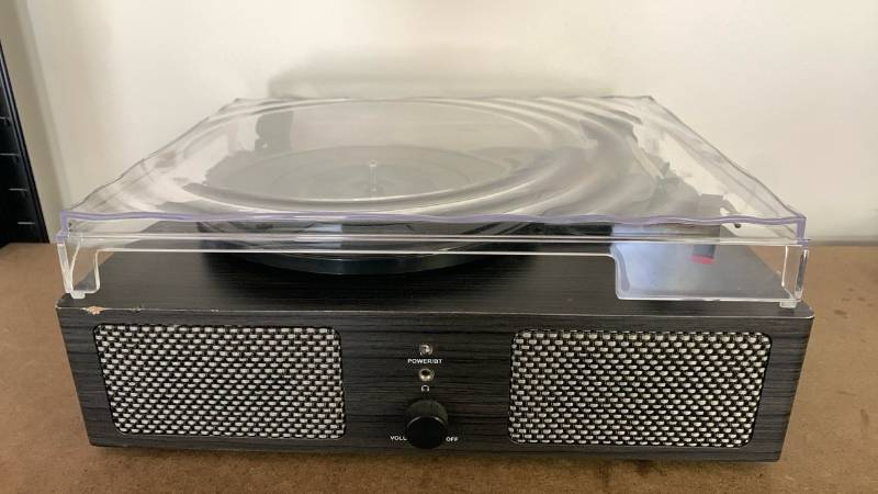 lot 643 image: Modern Record Player damaged GS80