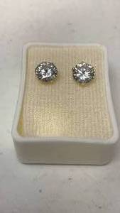 lot 1 image: Gold earrings 8.65 karat 36% gold 5.77% silver - lab created diamonds