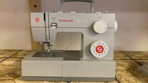 lot 15 image: Singer Heavy Duty 4423 Sewing Machine untested