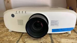 lot 217 image: Panasonic PT-EZ580L LCD Projector lens won�t focus can�t see screen ITR80