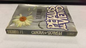 lot 224 image: Ptalos en el viento by V. C. Andrews paperback