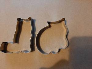 lot 72048 image: 2 Pcs Cat Cookie Cutter, Safe Stainless Funny. Cookie Cutters with 2 Different Cat Shapes Reusable Washable Cookies Cutter Set for Kitchen Baking Dessert Making - Retail $6