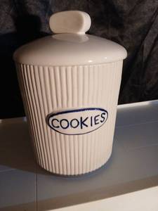 lot 10311 image: White Ceramic Ribbed Cookie Jar with Lid