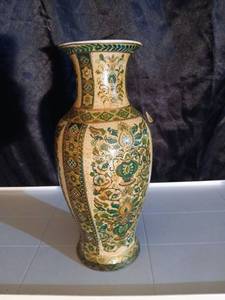 lot 10315 image: Chinese Decorative Porcelain Vase with Floral Design