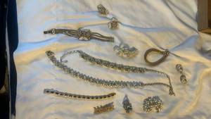 lot 32018 image: Estate Jewelry Collection Lot