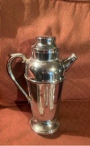 lot 70104 image: vintage Art Deco-style chrome cocktail shaker.