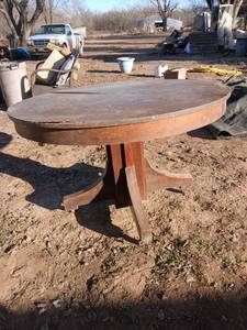 lot 92000 image: Round Oak Pedestal Dining Table