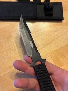 lot 8 image: Tactical Knife - Corded Handle - Light weight, comes with sheath and Leg Strap - Comes as pictured