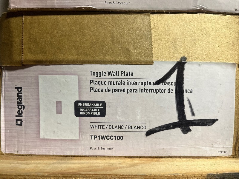 lot 151 image: Legrand Pass & Seymour Box of 100 Toggle Wall Plate TP1WCC100 - White