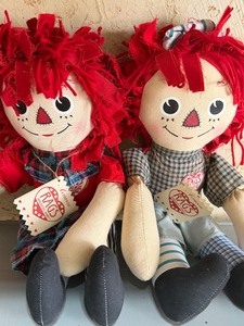 lot 209 image: Raggedy Ann and Andy Rags w Tags, 1998