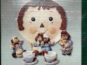 lot 211 image: Raggedy Ann and Andy Resin Miniature Tea Set