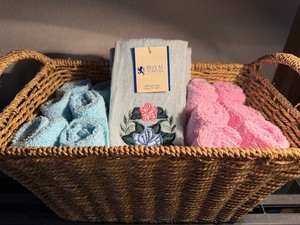 lot 304 image: Basket of Face Cloths and Hand Towels (all new)
