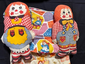 lot 228 image: Vintage Raggedy Ann & Andy Sleeping Bag, Pillow Dolls and Blanket