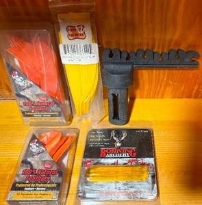 lot 614 image: In w Reloading Equipment - Feathers, Ferr-L-Tite and Arrow Holding Tool