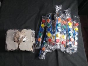 lot 1045 image: Monster Truck Paint Set with Valentine Cards