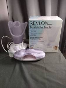 lot 1050 image: Revlon MoistureStay Complete Spa Care Set