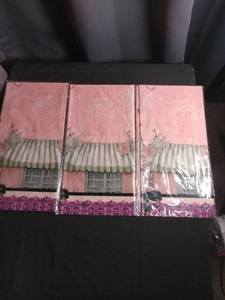 lot 1068 image: Paris Boutique table cloth