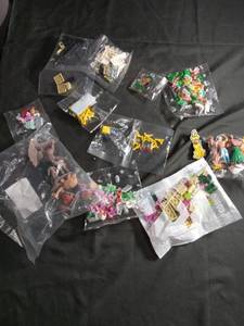 lot 1094 image: LEGO Mixed Parts and Minifigure Accessories Lot