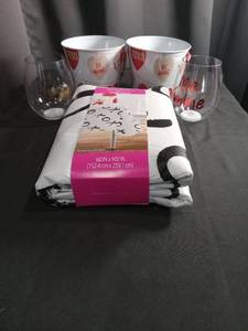lot 1114 image: Valentines Day Party Set Bundle