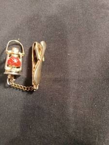lot 12501 image: Gold Tone Red Stone Tie Clip