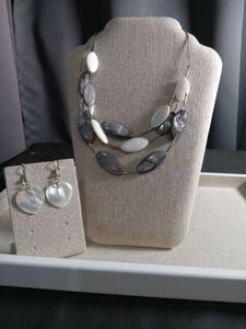 lot 12502 image: Mother of Pearl Heart Jewelry Set