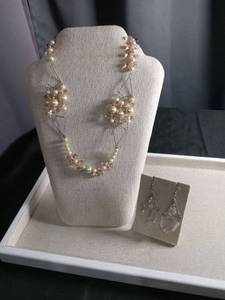 lot 12506 image: Pearl and Pink Crystal Jewelry Set
