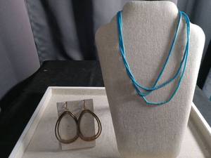 lot 12510 image: Turquoise Bead Necklace and Gold Teardrop Earrings Set