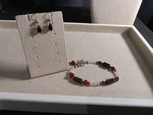 lot 12513 image: Black and Red Beaded Jewelry Set