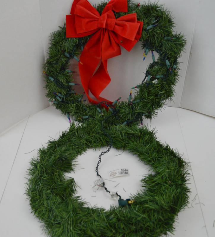 lot 4644 image: 2 Christmas Wreaths (1 Pre Lit Plugged In, Did NOT Work and 1 W No Lights)