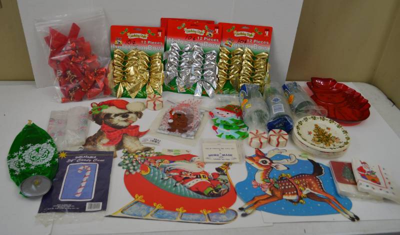 lot 4647 image: Christmas Decor Lot