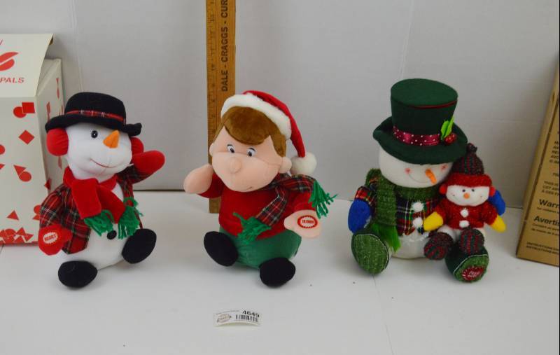 lot 4649 image: 3 singingMusic Playing Moving Christmas Characters (Works)