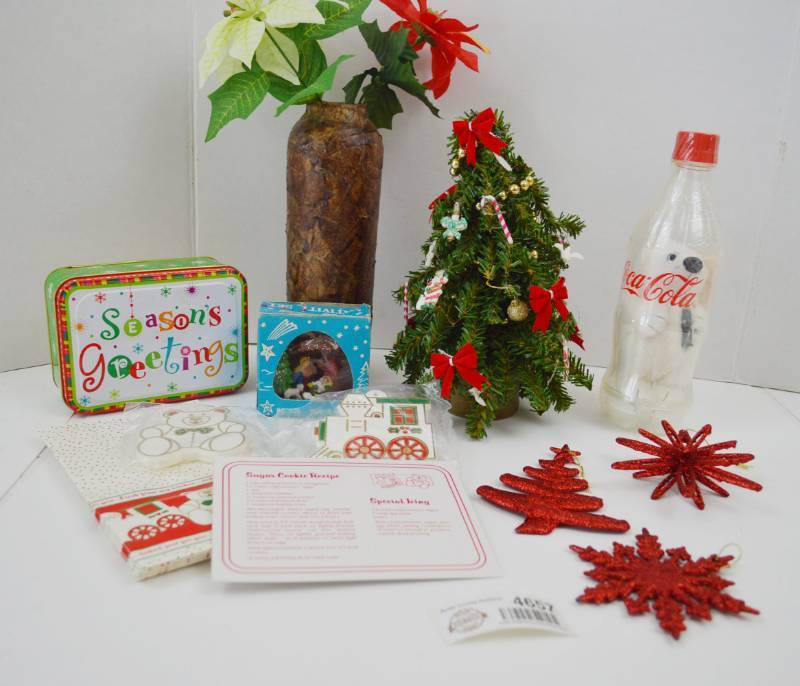 lot 4657 image: Christmas Decor Lot (Coca Cola Bear)