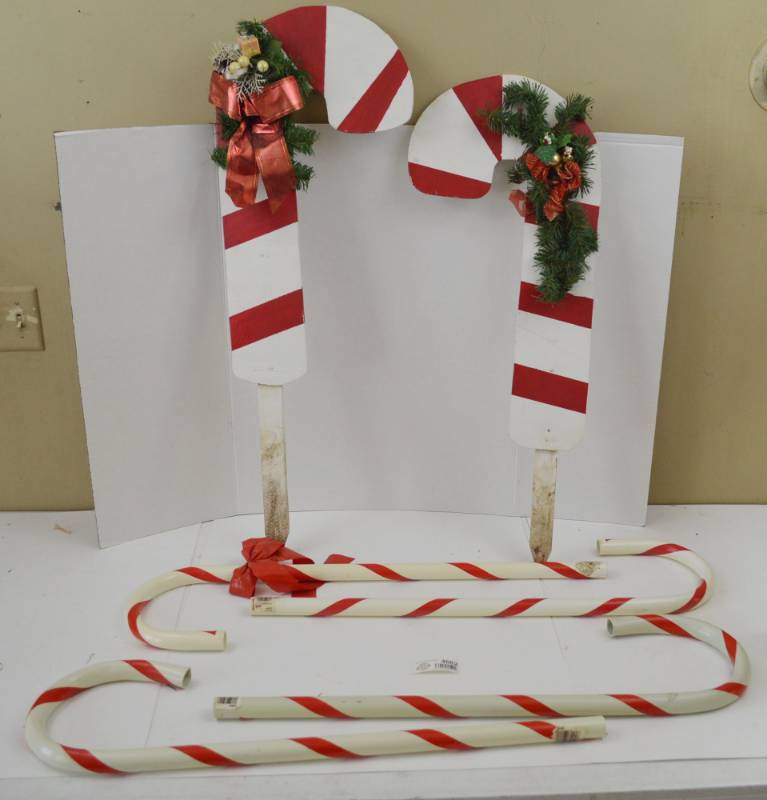 lot 4662 image: Candy Cane Decor Lot