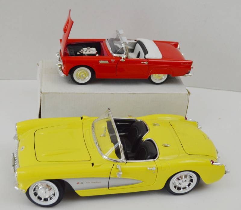 lot 4668 image: 1957 Corvette Die Cast 118 Scale and 1976 Thunderbird Diecast 124 Scale