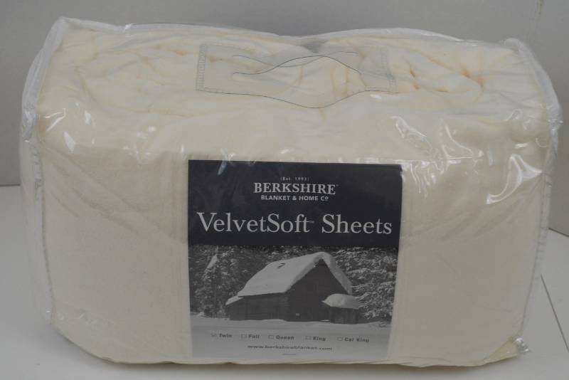 lot 4720 image: Berkshire Twin Velvet Soft Sheet Set New In Package