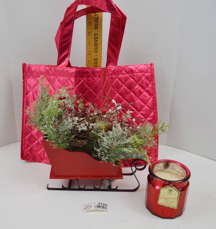 lot 4724 image: Christmas Decor Candle Sleigh and Tote