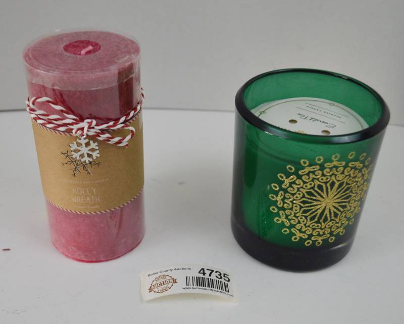 lot 4735 image: 2 New Candles, DW Home Emerald Pine and Chesapeake Bay Candle Holly Wreath