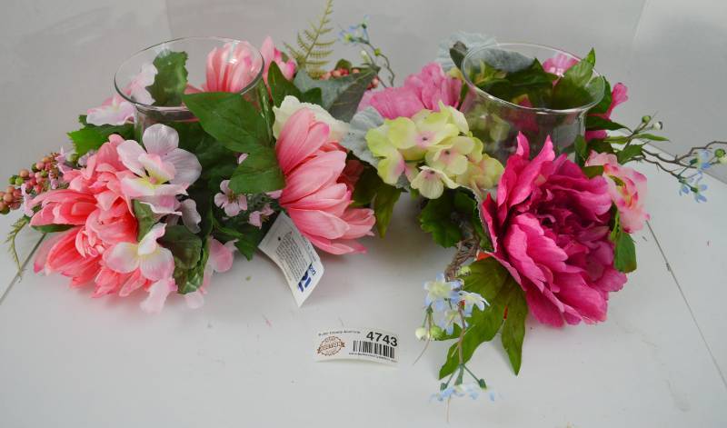 lot 4743 image: Set of 2 Glass and Floral Candle Holders