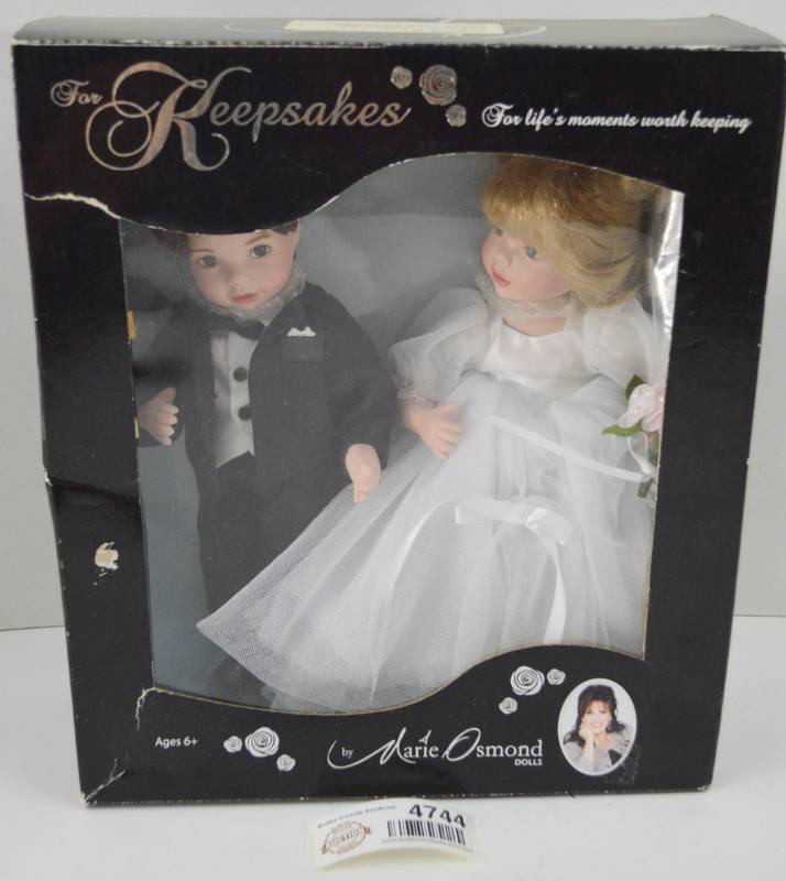 lot 4744 image: Marie Osmond Wedding Keepsake Bride and Groom Dolls In Box (Appears New)