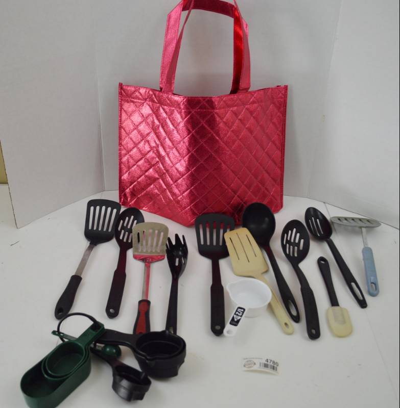 lot 4780 image: Misc. Kitchen Utensil Lot in Tote