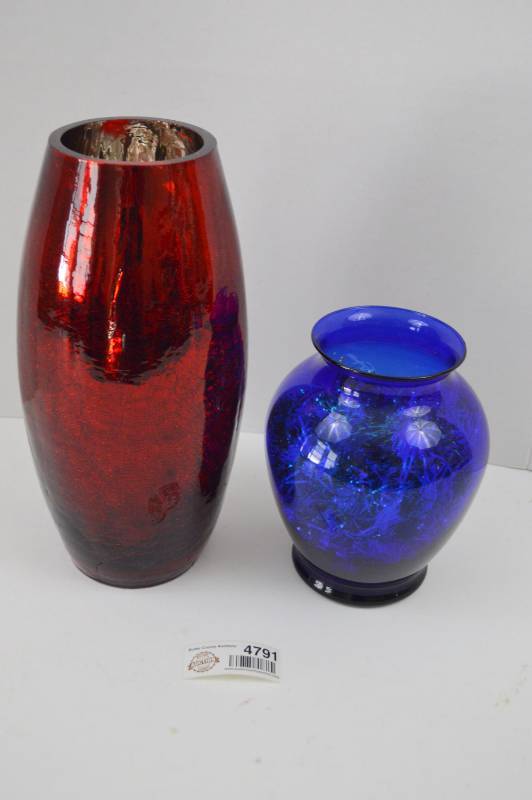 lot 4791 image: 2 Vases, Red 12 and Blue 7.5